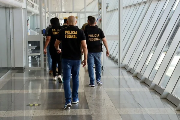 Polícia apreende explosivos em avião e evita possível desastre aéreo