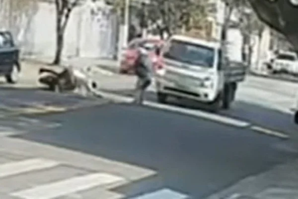 Imagem colorida de suspeito prestes a ser atropelado em tentativa de assalto. Metrópoles