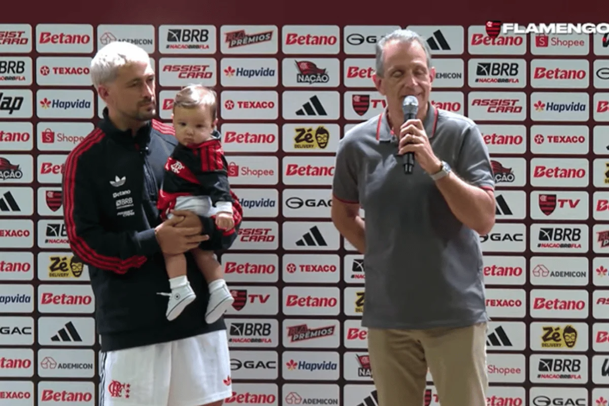 De Arrascaeta ao lado de BAP, presidente do Flamengo De Arrascaeta ao lado de BAP, presidente do Flamengo