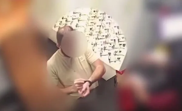 Imagem colorida de homem fazendo compras com dinheiro de vitima - Metrópoles