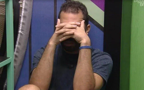 Gilberto sentado na despensa chorando - BBB21