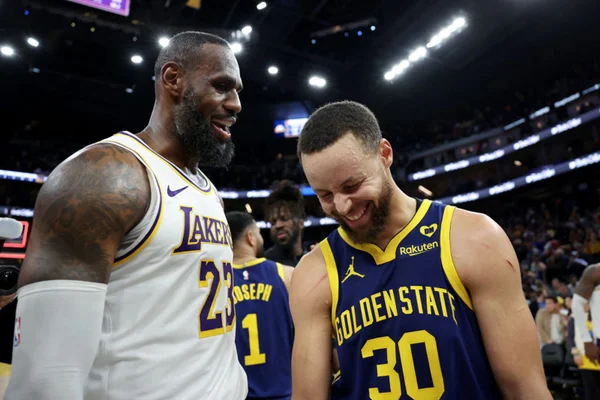 Imagem colorida de LeBron James e Stephen Curry - Metrópoles