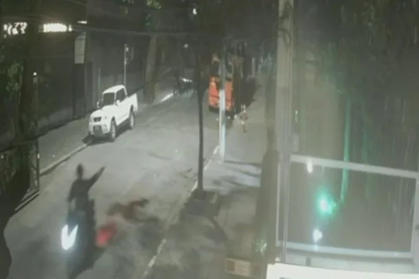 Foto colorida de reprodução de vídeo em que mostra um dos assaltantes suspeitos de atirar contra jovem baleado, em Pinheiros, zona oeste de São Paulo.