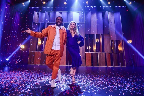 Foto colorida do especial de comédia do Prime Video - Metrópoles