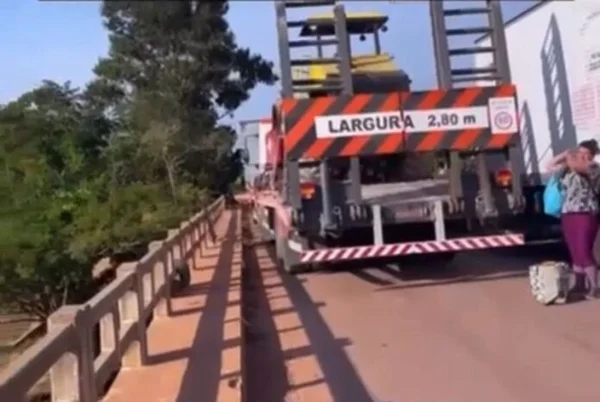 Vídeo mostra trânsito em ponte momentos antes de desabamento
