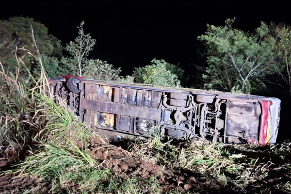 Imagem colorida de acidente de ônibus