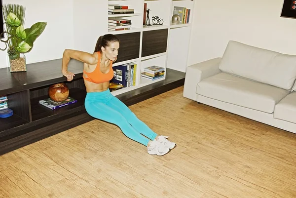 Agora não tem mais desculpa! Aplicativo promete exercícios como os da academia, mas em casa