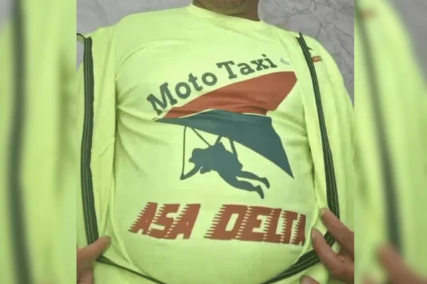 Imagem colorida do motoboy Evandro com uma roupa de mototaxista - Metrópoles