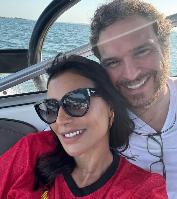 Cíntia Chagas fala sobre flagra com Murilo Benício: “Amor inventado” - destaque galeria Cíntia Chagas fala sobre flagra com Murilo Benício: “Amor inventado” - destaque galeria