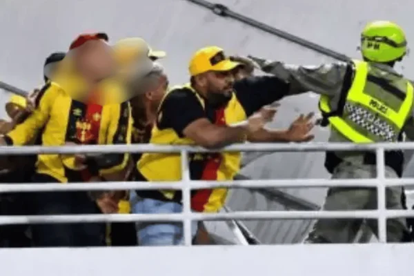 Torcedor do Sport agride policial