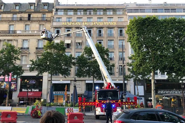 Incêndio atinge prédio na Champs Elysee, principal avenida de Paris