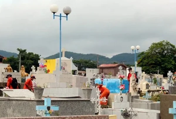 MS: mulher invade cemitério e tenta desenterrar corpo de ex-namorado