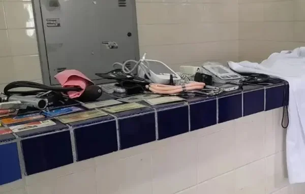 Imagem colorida de equipamentos médicos, documentos de identificação e jaleco apreendidos - Metrópoles