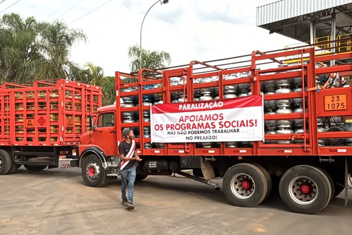 Segundo as revendas, as distribuidoras aplicaram um reajuste de aproximadamente R$ 8 Segundo as revendas, as distribuidoras aplicaram um reajuste de aproximadamente R$ 8