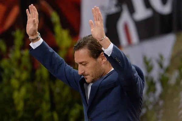 Totti pede demissão do cargo de diretor técnico da Roma