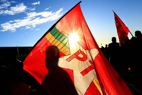 Imagem colorida de bandeira do PT - Metrópoles