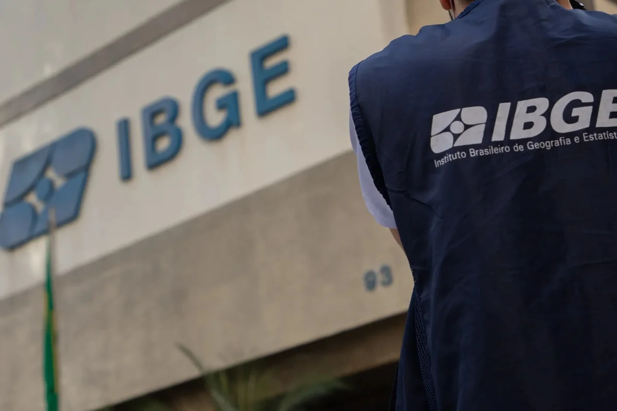 Foto de agente e sede do IBGE