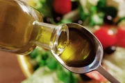 O azeite é rico em gorduras boas e antioxidantes, mas deve ser comido com moderação O azeite é rico em gorduras boas e antioxidantes, mas deve ser comido com moderação