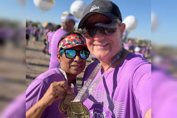 Foto mostra casal com roupas de corrida durante prova de maratona que enfrentou câncer ele de próstata ela de mama (1)