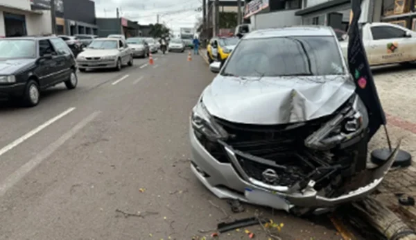 Imagem de carro batido após atropelamento