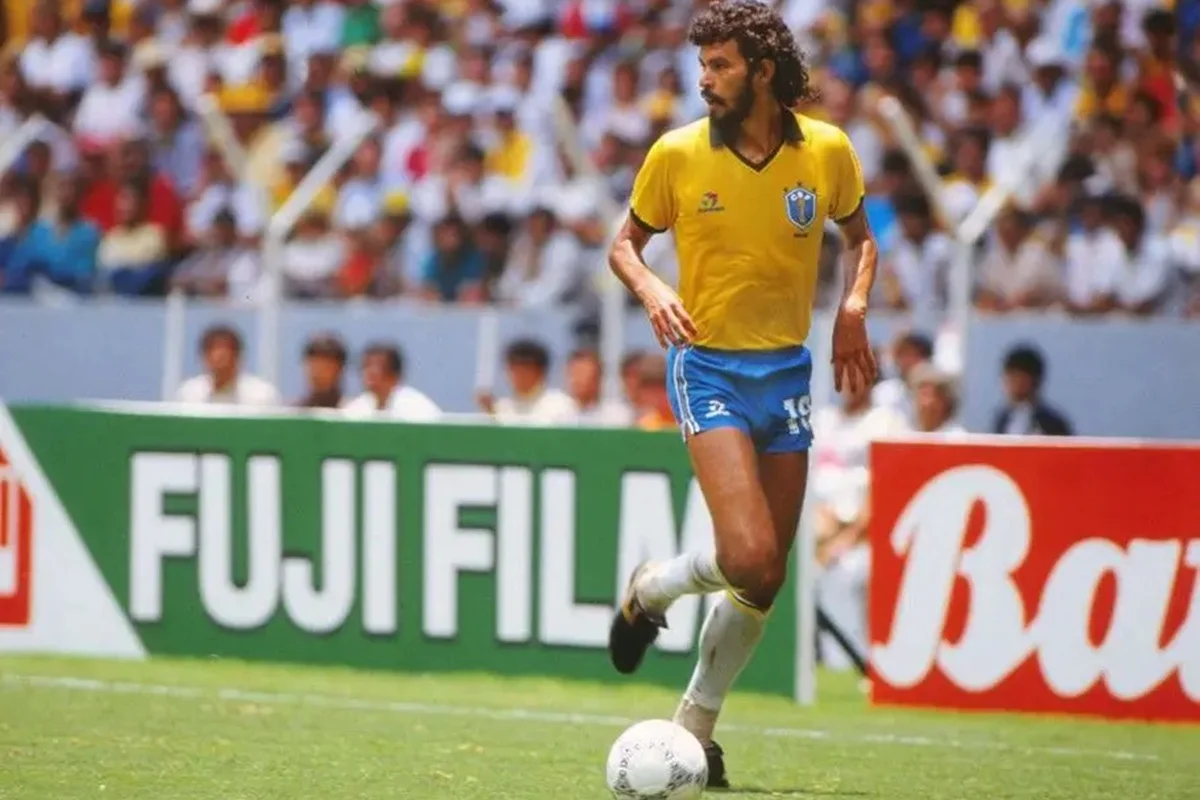 Sócrates foi um dos nomes por trás da Democracia Corinthiana Sócrates foi um dos nomes por trás da Democracia Corinthiana