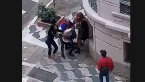 Gangue de travestis assalta homem no centro de SP