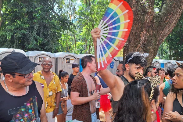 Leques dão o tom entre foliões no bloco Domingo Ela Não Vai, no centro de SP - Metrópoles