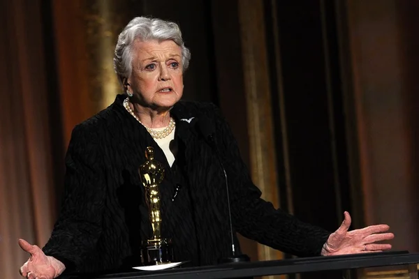 Angela Lansbury diz que mulheres têm certa culpa por assédios sexuais