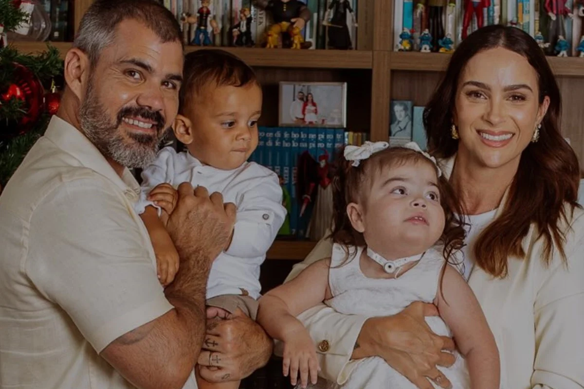 Juliano Cazarré e Leticia posam com dois dos seis filhos Juliano Cazarré e Leticia posam com dois dos seis filhos