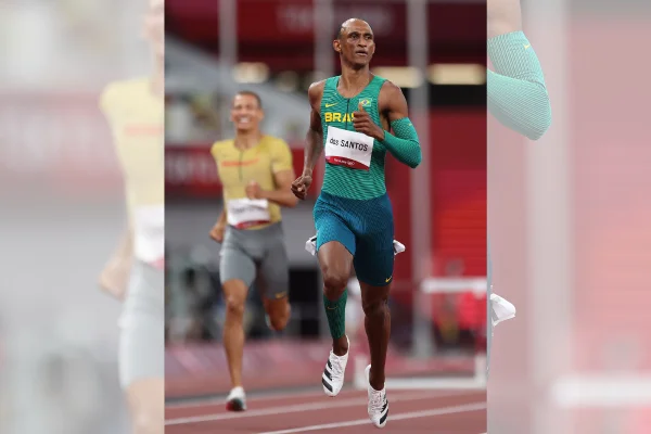 Alison dos Santos se classifica para a final dos 400m com barreiras em grande estilo
