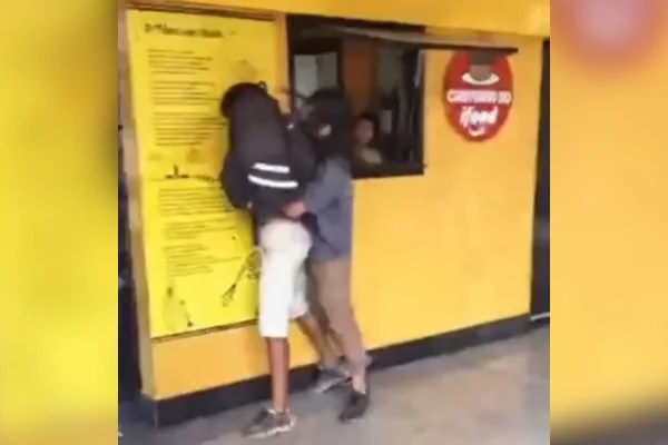 frame-de-vídeo-entregador-sendo-impedido-de-retirar-lanche