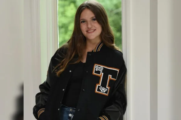 Foto mostra jovem americana que morreu vitima de ameba mortal usando o casaco de sua escola