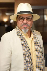 <b>Carlos (Maurício Mattar)</b>. Professor, é marido de Lara (Cristiana Oliveira) e pai de Sophia (Camila Rodrigues). No passado, abdicou de seu grande amor para ficar com a empresária por interesse financeiro