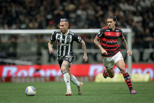 Líder, Flamengo faz 4 x 2 no Atlético-MG; São Paulo vence fora de casa