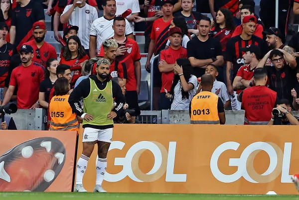 Gabigol e torcida do Athletico-PR - Metrópoles