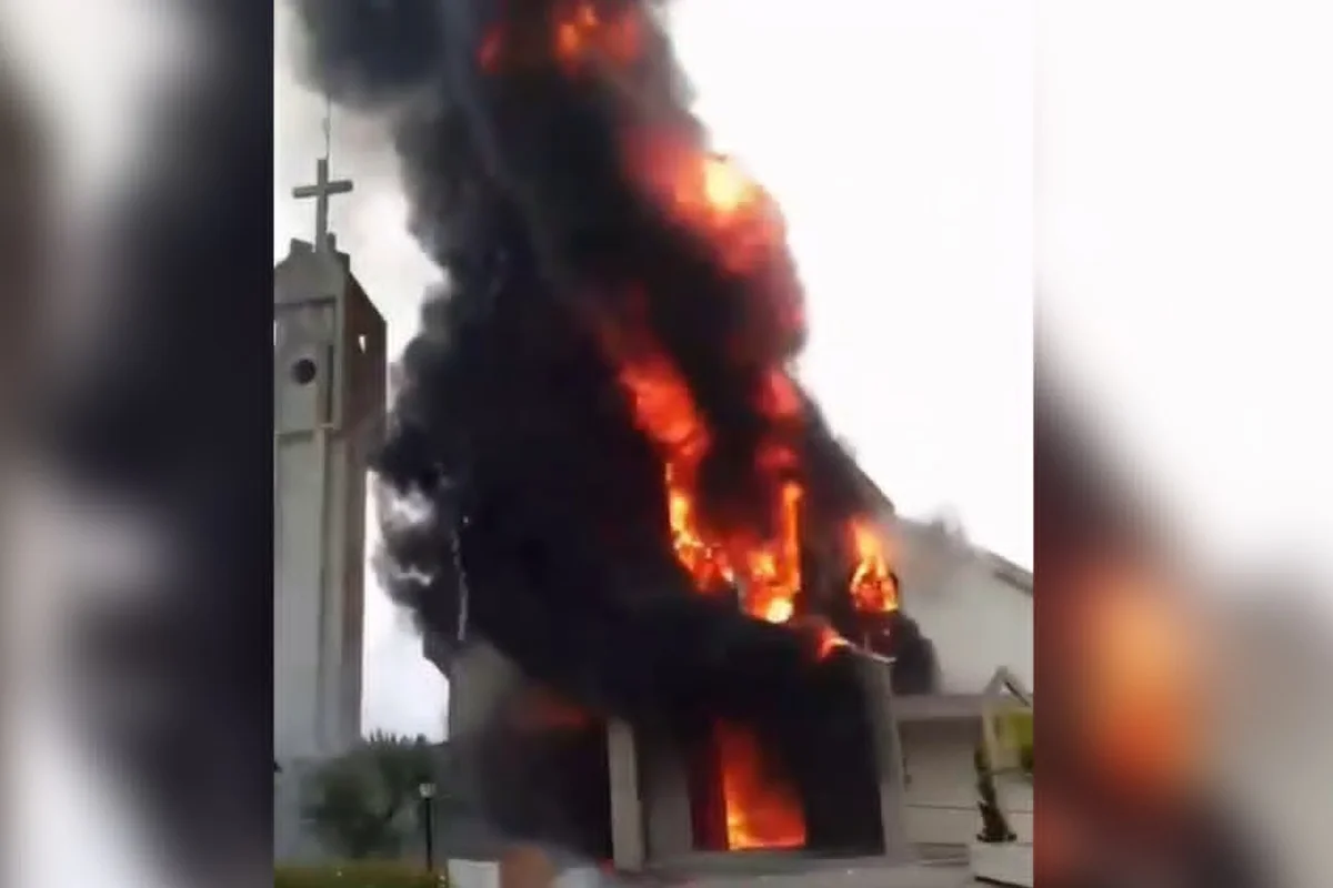 Incêndio destrói Igreja Matriz de Treze de Maio, em Santa Catarina
