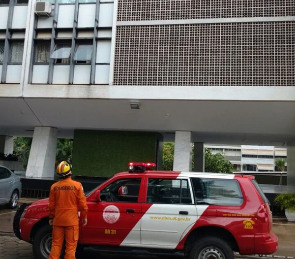 Parte de fachada de prédio na Asa Sul cai e assusta moradores
