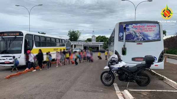 Ônibus escolar é flagrado com excesso de criança