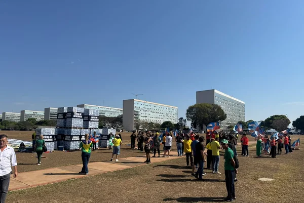 Manifestantes protestam contra Moraes antes de início de sessão no STF - destaque galeria