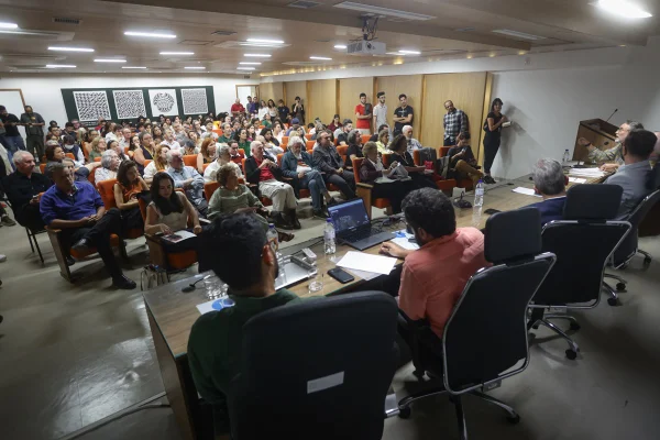 Foto colorida de auditório cheio
