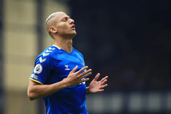 Richarlison em jogo do Everton