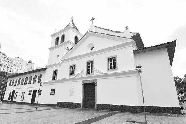 Imagem em preto e branco de igreja localizada no complexo do Pateo do Collegio, que criticou a Enel nessa quarta - Metrópoles