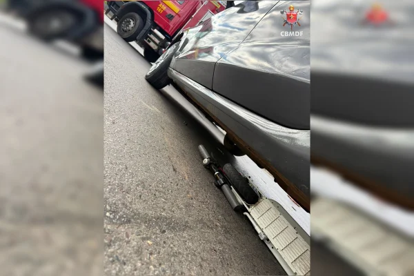 Colisão entre carro e patinete elétrico deixa uma pessoa ferida