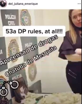 A moça posava em frente ao material apreendido A moça posava em frente ao material apreendido