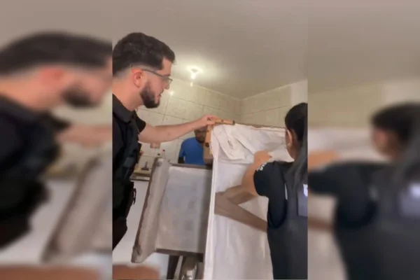 “Matar todo mundo”: homem ameaça ex e é preso com dinamite no sofá