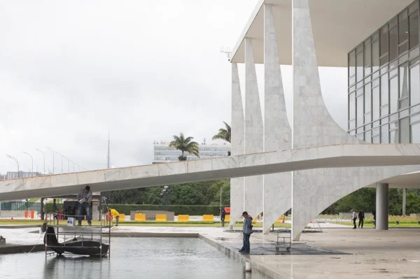 Funcionários realizam pintura e limpeza da área externa do Palácio do Planalto