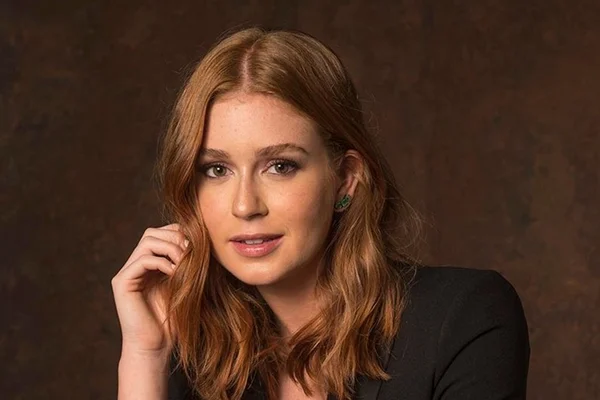 Vestido de Marina Ruy Barbosa é centro das atenções em casamento