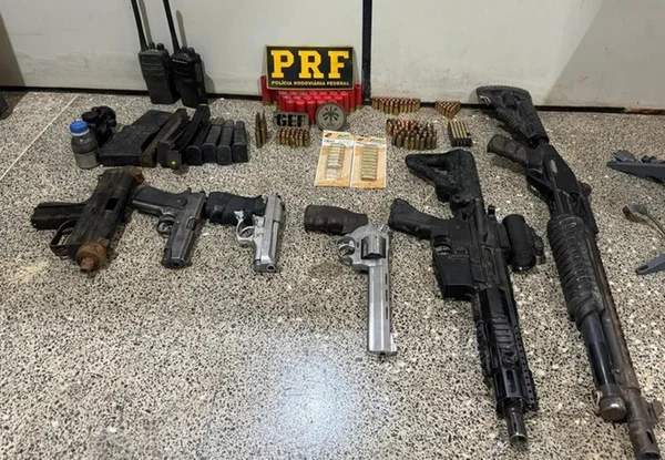 Foto colorida de apreensão da PRF - Metrópoles
