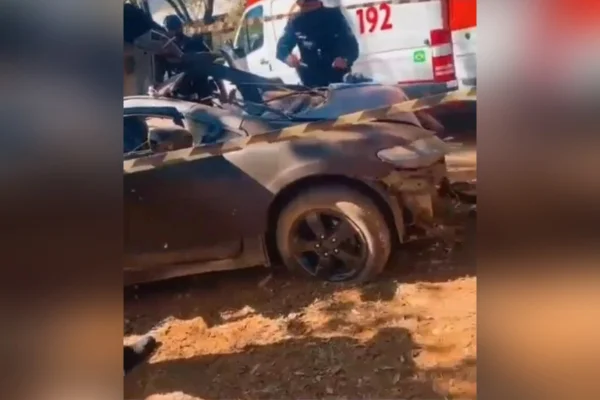 BH: cabo da PM morre após perder controle de carro e bater em árvores