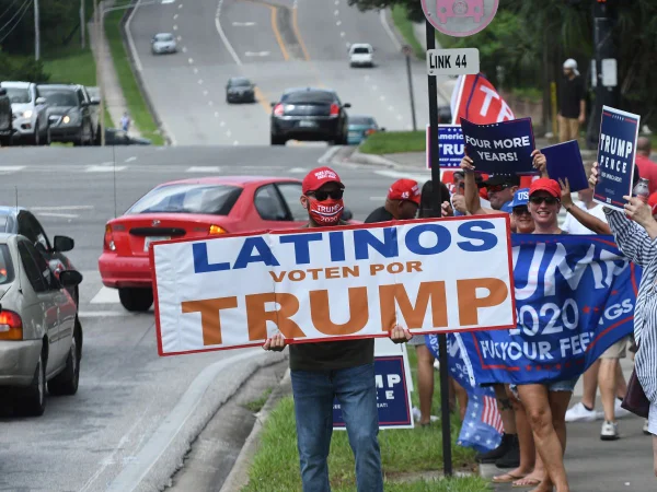 Foto colorida de pessoas segurando cartazes depois que o vice-presidente dos EUA, Mike Pence, se dirigiu a apoiadores em um comício da campanha Latinos para Trump na Central Christian University, em 10 de outubro de 2020 - Metrópoles